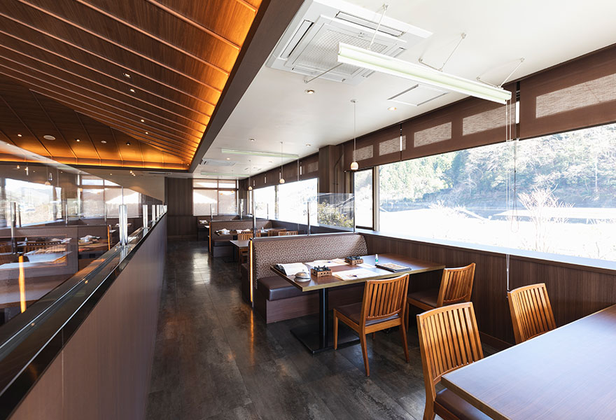 窓の外にのどかな里山風景が広がるレストラン・欅の店内