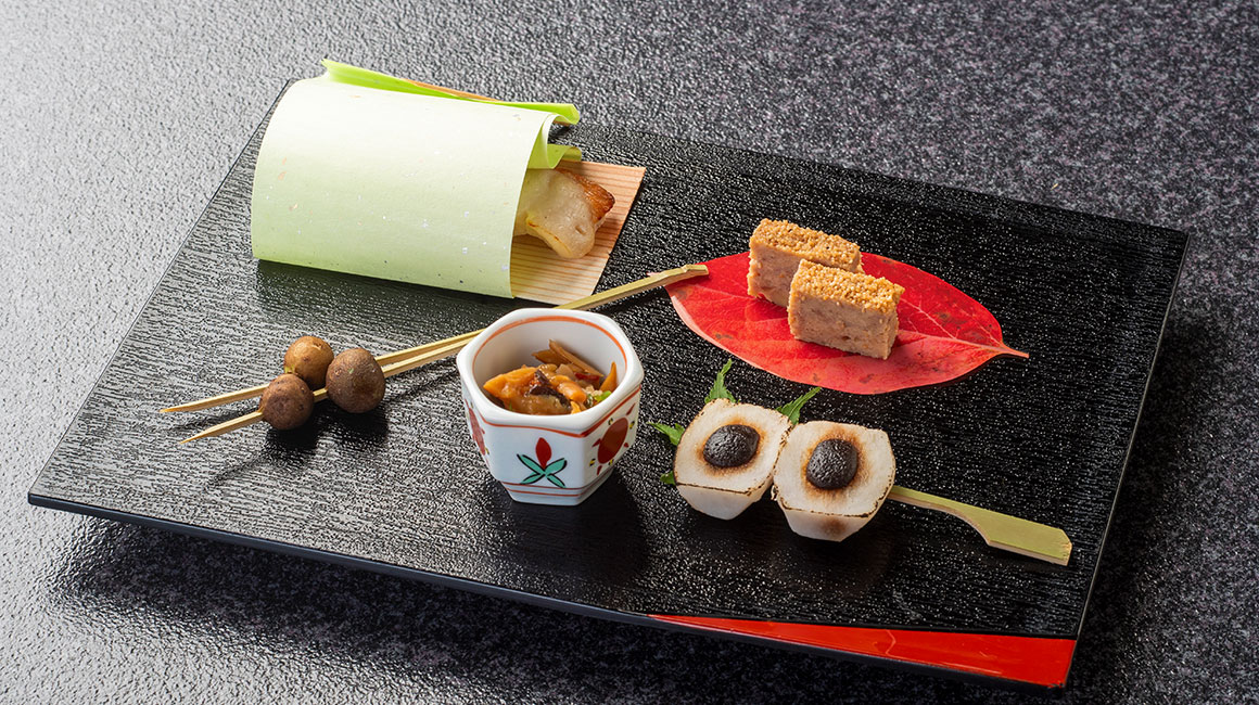 下田セントラルホテルの和会席膳「四季彩」の雲丹や野菜