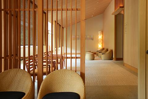 やさしい木の温もり漂う涼みの空間の湯上がり処