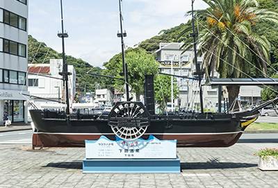 下田の駅前の「黒船」の模型
