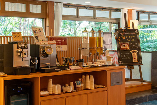 中庭を眺めながら本格コーヒーをお楽しみいただけます
