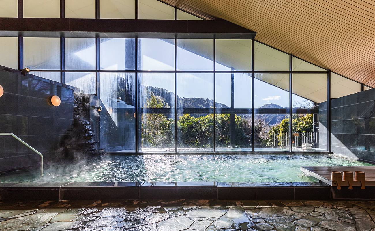 下田セントラルホテルの開放的な大浴場