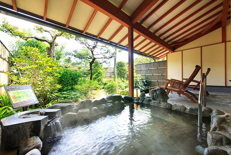 下田セントラルホテルの開放的な露天風呂