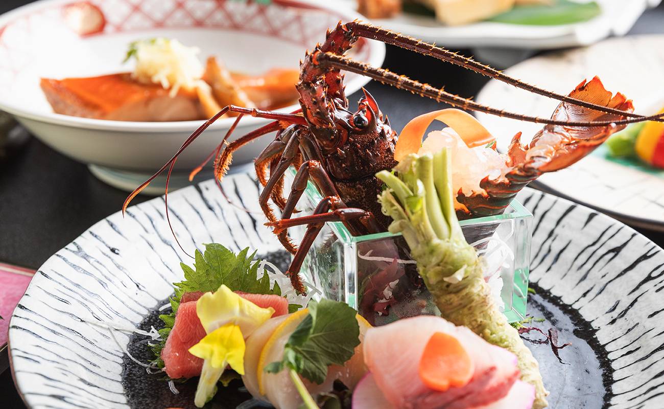厳選された海の幸や地元の“里山野菜”をはじめとする山の幸を自慢の料理人たちが仕立てるお料理。