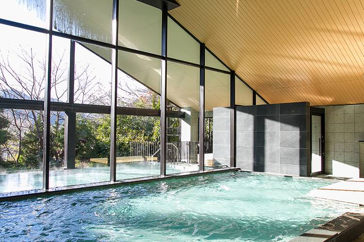 太陽の陽を浴びながら楽しめる大浴場